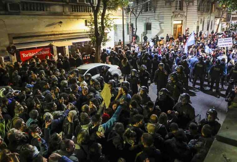 Manifestantes a favor y en contra de Cristina de Kirchner se confrontan  frente a su casa