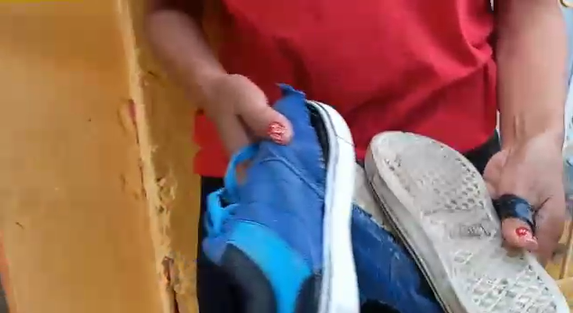 Al niño le rompieron sus zapatos y le ensuciaron su polera, tras arrastrarlo.