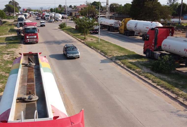 Los camiones cisternas transportan el combustible importado /Foto: Fuad Landívar 