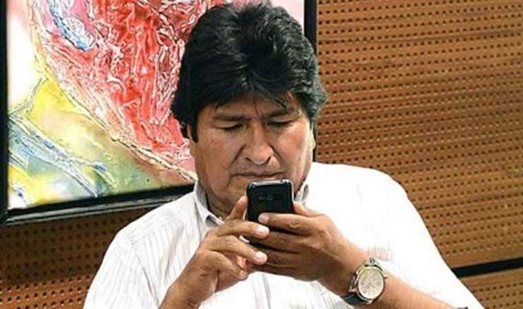 Evo Morales con un celular en las manos I archivo.