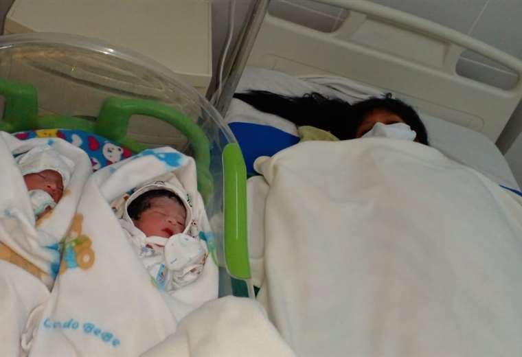 Una mujer dio a luz a una de sus gemelas en una ambulancia