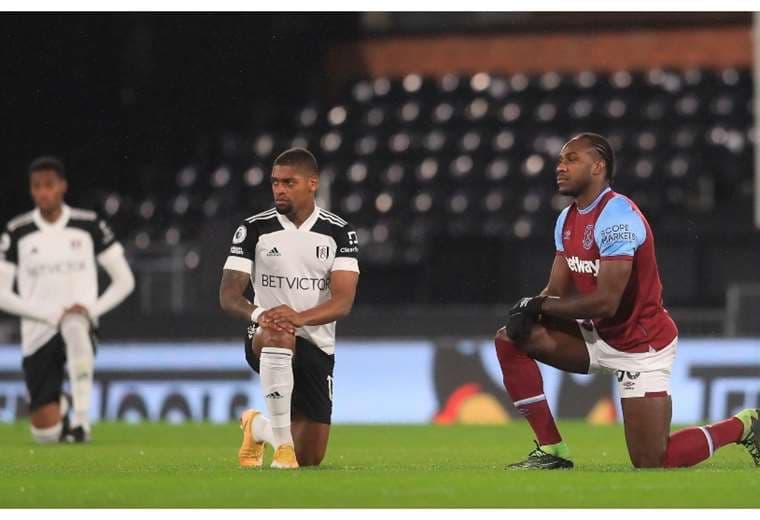 Los jugadores de West Ham y Fulham hincan la rodilla antes de un partido.EFE