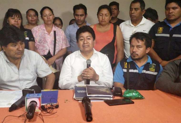 El ministro Edgar Montaño junto a Evo Morales y representantes de Chimoré