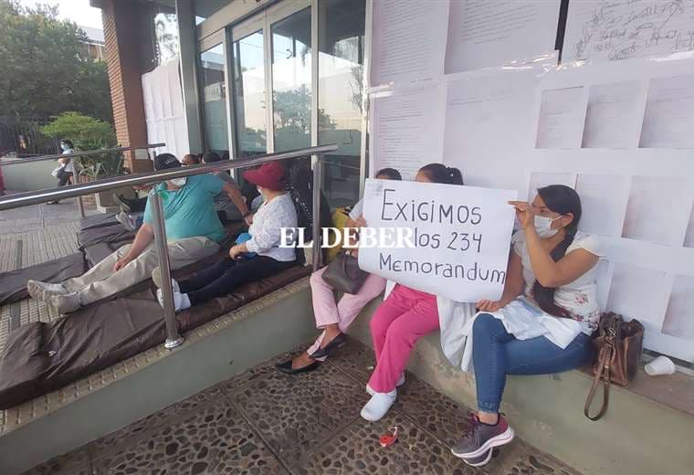 Piquete de huelga en las puertas de la Gobernación para exigir ítems de salud/JC Torrejón