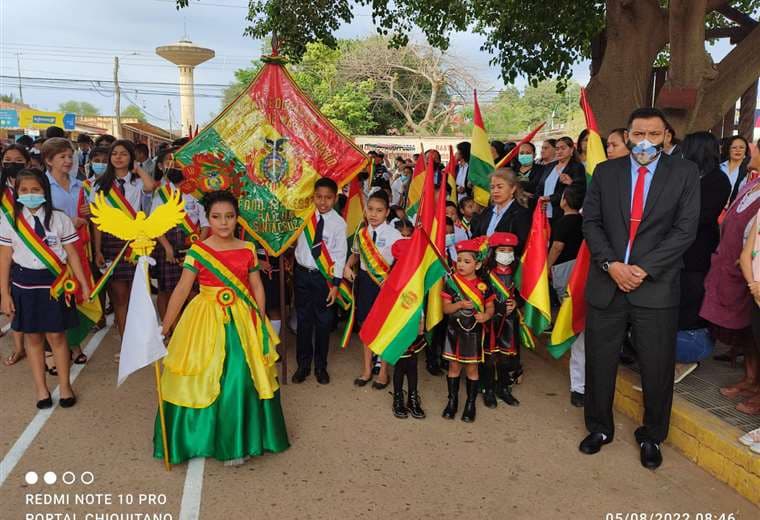 Los estudiantes de Pailón desfilaron luciendo la tricolor Foto: Hubert Vaca