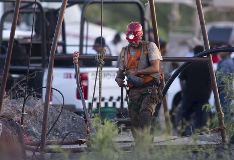 Un rescatista trabaja en la mina de carbón inundada donde 10 mineros han quedado atrapados