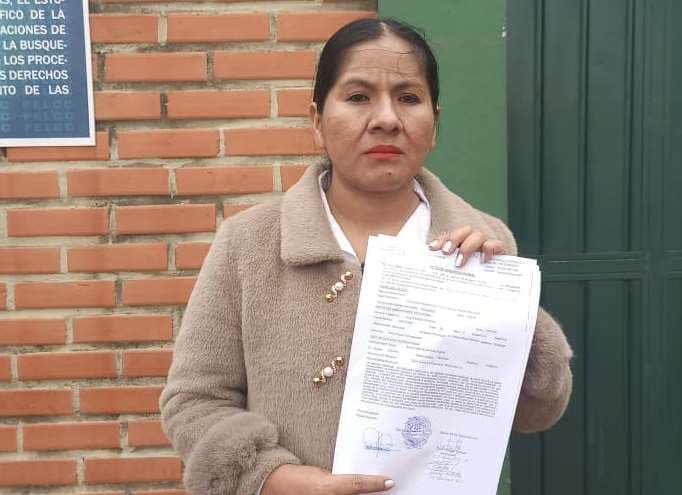 La concejal Lola Terrazas muestra la denuncia 