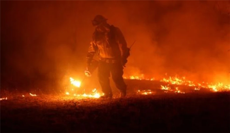  Un bombero lucha contra el incendio de un bosque del condado de Mariposa, California. AFP