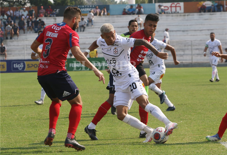 El partido se jugó en el estadio de Real Santa Cruz. Foto. Juan Carlos Torrejón 