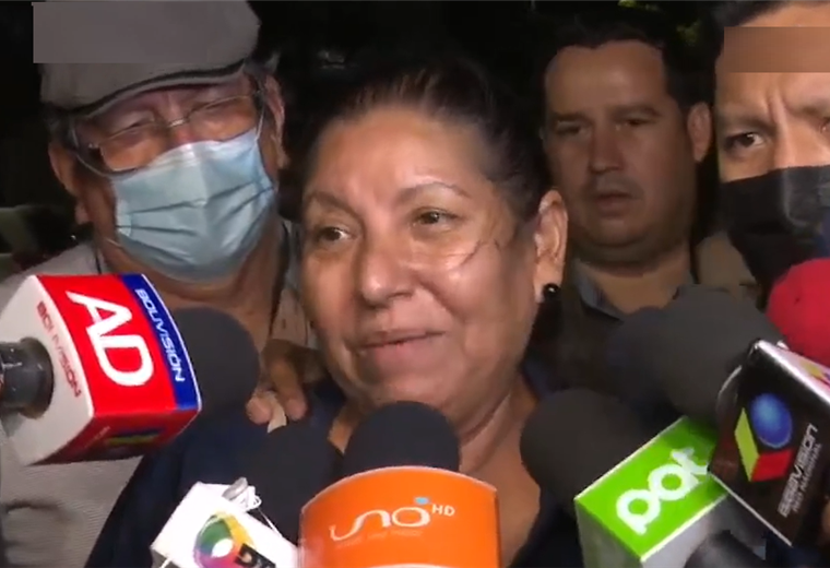 La madre de Pacheco habló con la prensa al salir de la Fiscalía.