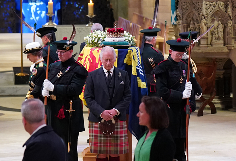 El rey Carlos III y los guardias de la realeza cerca del féretro de Isabel II. Foto. AFP 