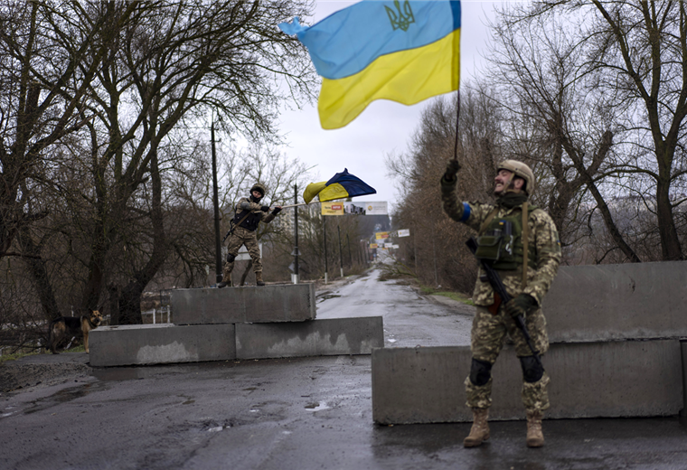 Los soldados ucranianos siguen luchando por recuperar su territorio 