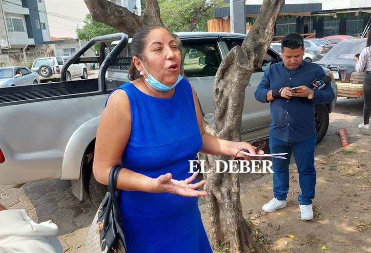 Yolanda Rojas en la Fiscalía, luego de que le secuestraron su vehículo/Foto Fuat Landívar