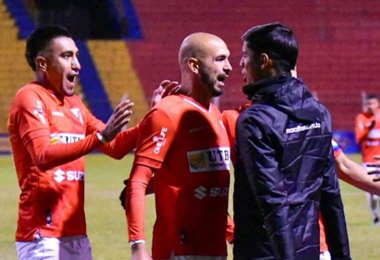 Jugadores de Always Ready celebran el gol de Marcos Riquelme (c.). Foto: APG Noticias