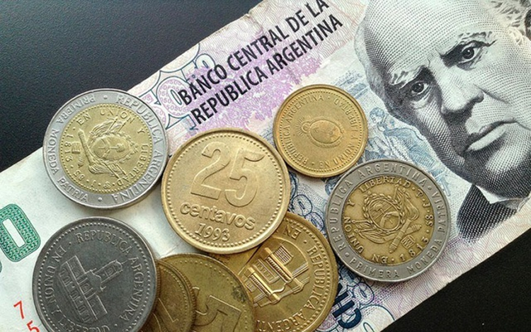 La moneda argentina cada día se devalúa más en relación al dólar 