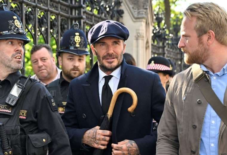 David Beckham mezclado entre la gente que hacía fila. Foto: Internet