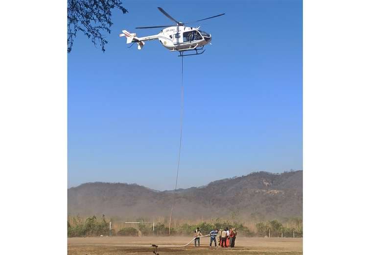Helicóptero listo para combatir el fuego en Aguaragüe