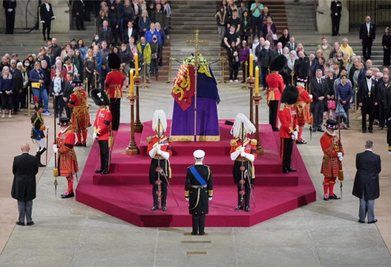Los herederos de la reina Isabel II velan su féretro en Londres 