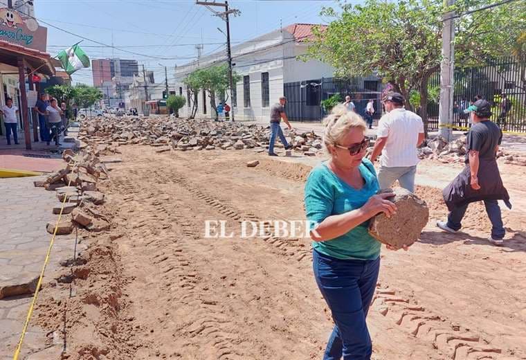 Vecinos colocan las losetas retiradas por la Alcaldía / Foto: Juan Carlos Torrejón 