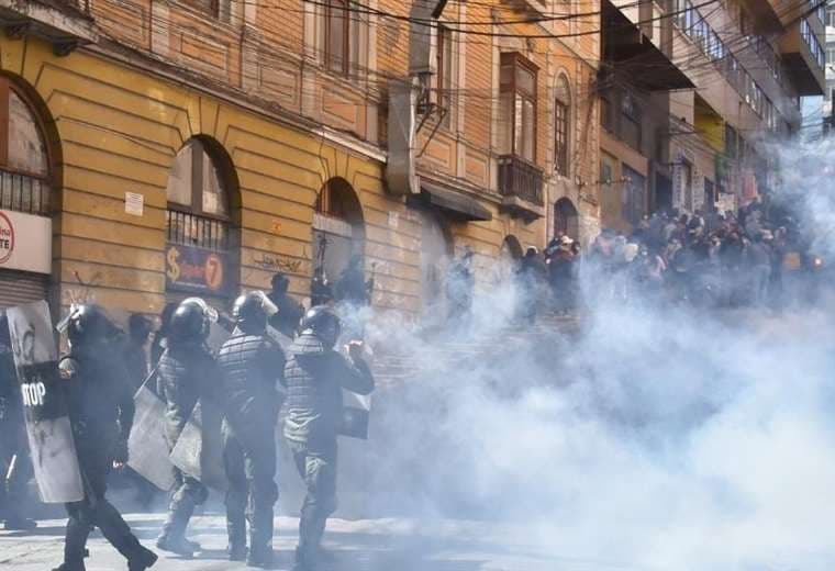 La Policía lanzó gases para evitar que los cocaleros se enfrenten (Foto:APG Noticias)