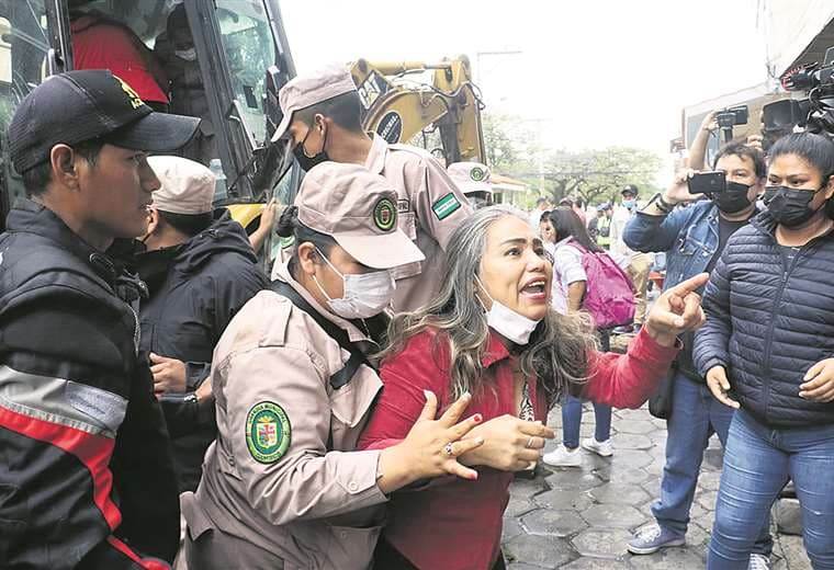 Los enfrentamientos se registraron sobre la calle Bolívar / Foto: Juan Carlos Torrejón