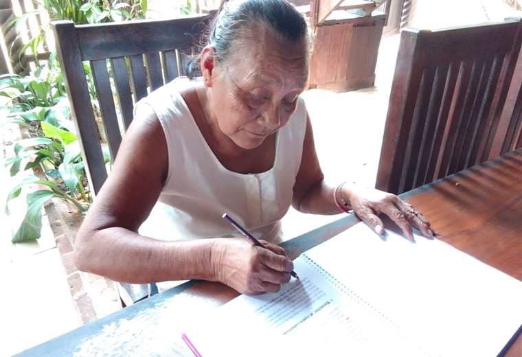 Petronila Aguilera se esfuerza por completar la secundaria a sus 68 años