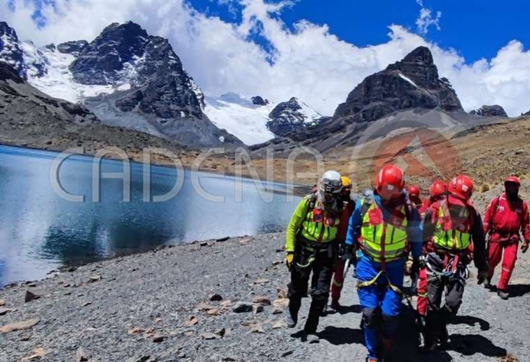 Socorristas evacúan el cuerpo del turista del nevado Condorini/Foto: Cadena A