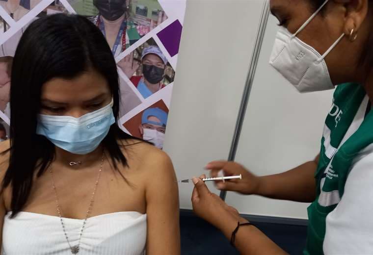 Las autoridades sanitarias insisten en que la gente acuda a vacunarse/ foto: Gobernación