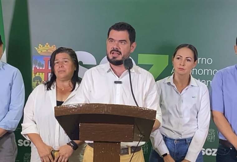 Efraín Suárez durante la conferencia de prensa 