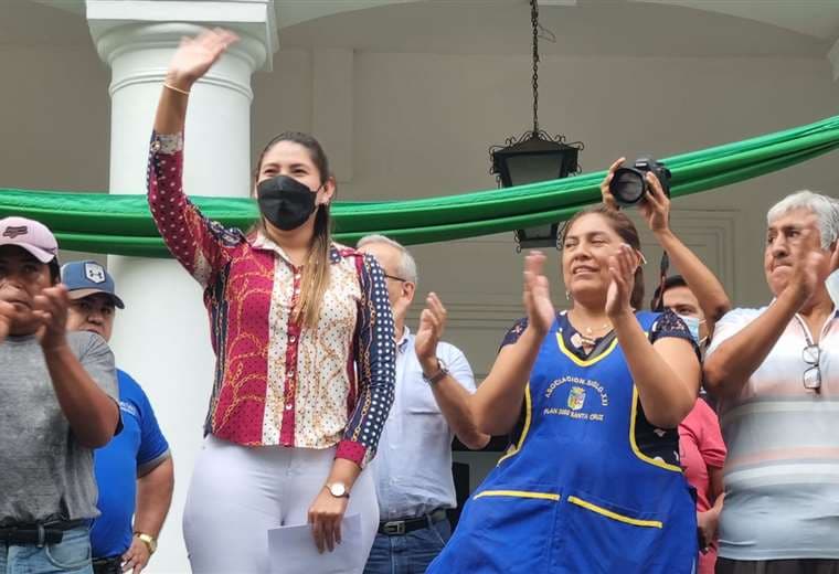 Gabriela Garzón, concejala de UCS, recibe a los gremiales/ Foto: Jorge Gutiérrez