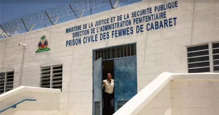 Este es el frontis de la cárcel donde hubo la fuga masiva en Haití 