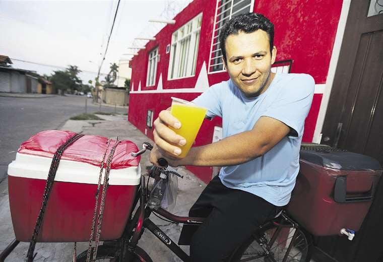 Leandro es cliente exigente en el mercado Abasto, donde se provee de las mejores frutas