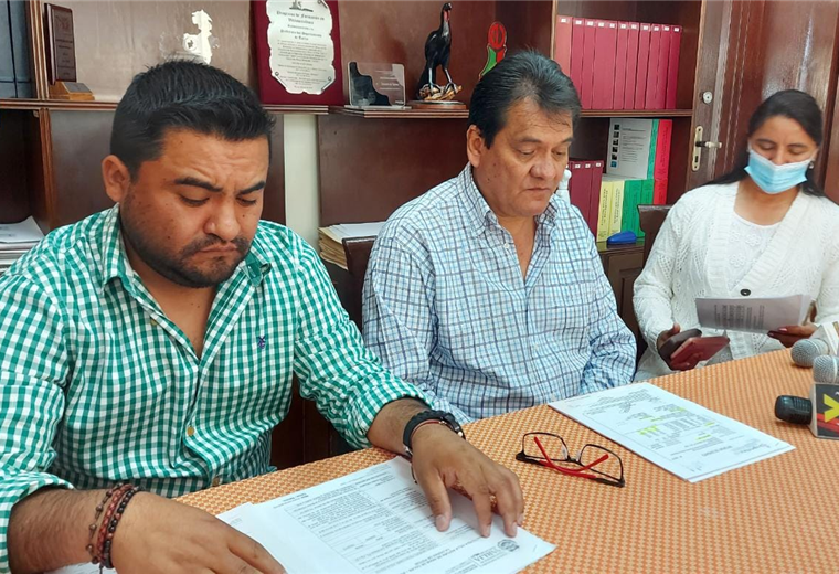 Efraín Rivera (centro) junto al director de Gestión Ambiental y Riesgos, Reiner Figueroa