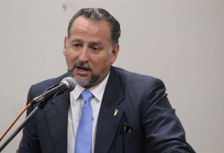 Gary Prado Araúz, abogado I redes.