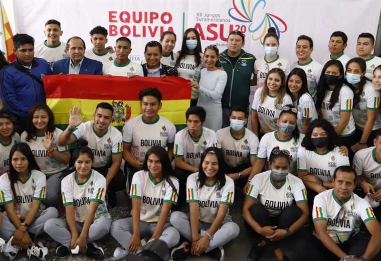 Equipo Bolivia recibió la bandera nacional que llevará a los Juegos Suramericanos