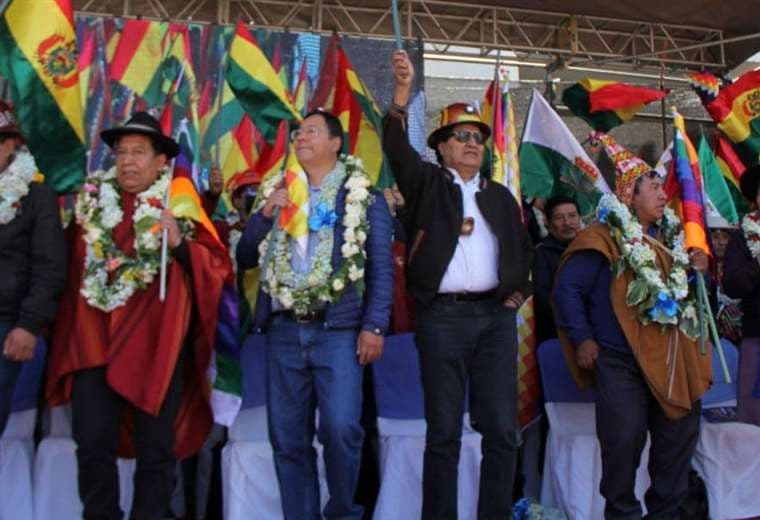 El Presidente, Luis Arce y el jefe del MAS, Evo Morales, cada uno mira hacia su lado 