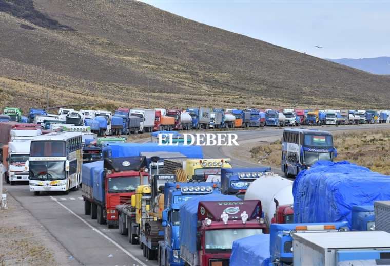 Mineros bloquean carretera Oruro- La Paz/Foto: Emilio Castillo