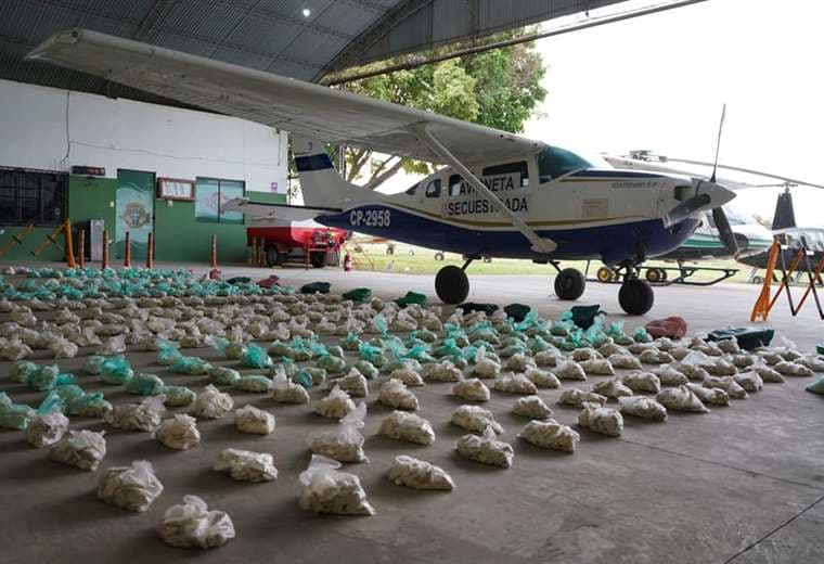 Dos sujetos traficaban la droga a bordo de la avioneta Foto: Ministerio de Gobierno