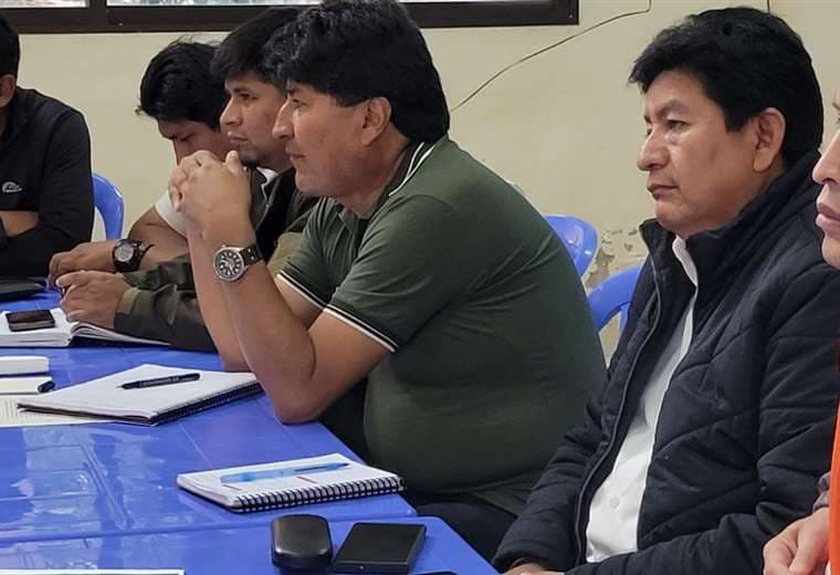 Evo Morales y Edgar Montaño sentados lado a lado en una reunión con los cocaleros 