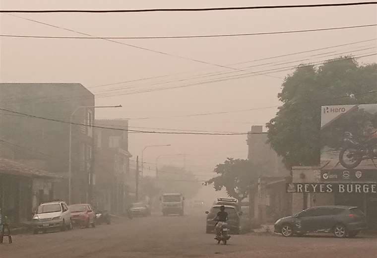 Así amanece la capital beniana, cubierta de humo.