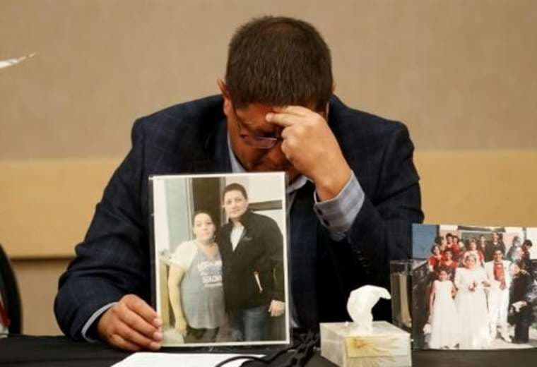 Padre de una de las víctimas llora a su hijo fallecido. AFP