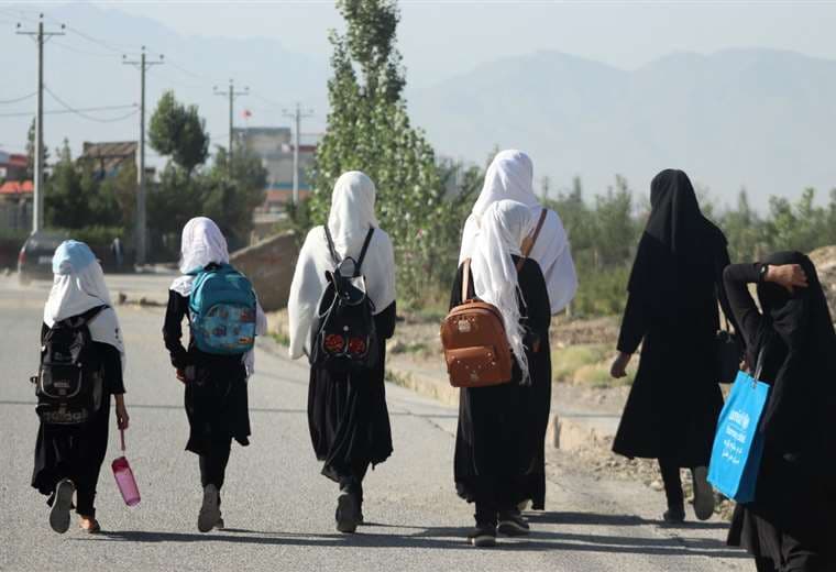 Cinco escuelas secundarias para niñas reabren en Afganistán