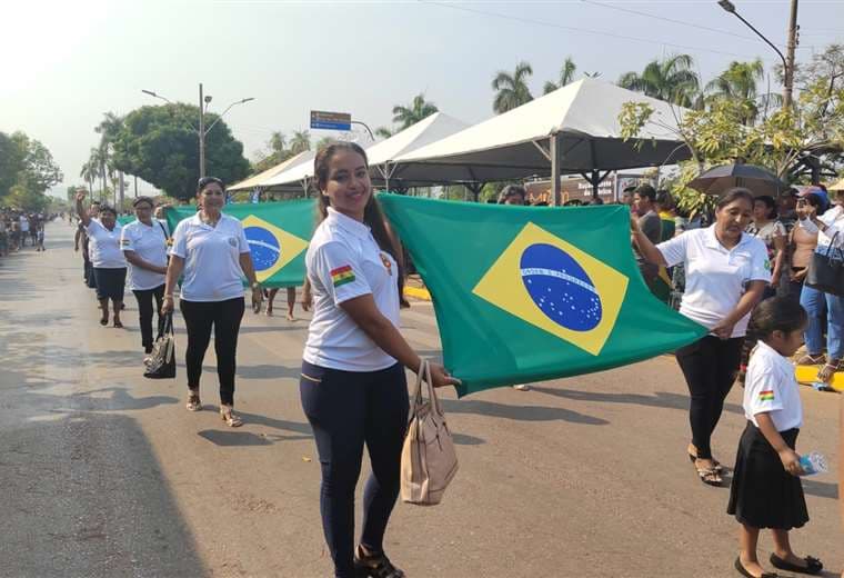 Residentes bolivianos en Brasil participan del desfile cívico en homenaje al Bicentenario de la independencia de ese país