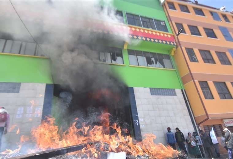 El incendio del mercado de Arnold Alanes (Foto: APG Noticias) 