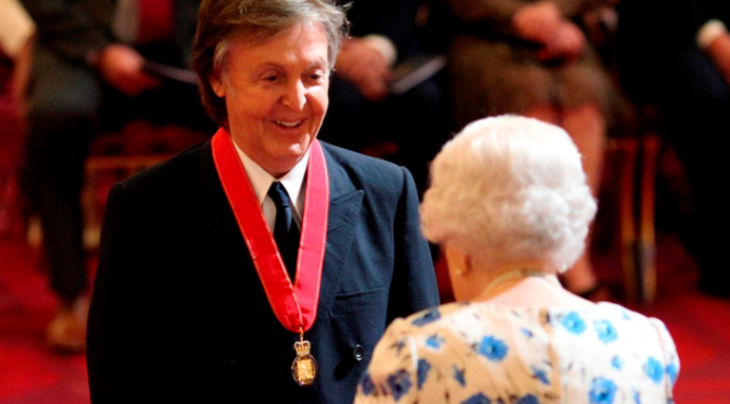 Paul McCartney, en 2018, recibió el título de "Acompañante de Honor" por la reina Isabel I