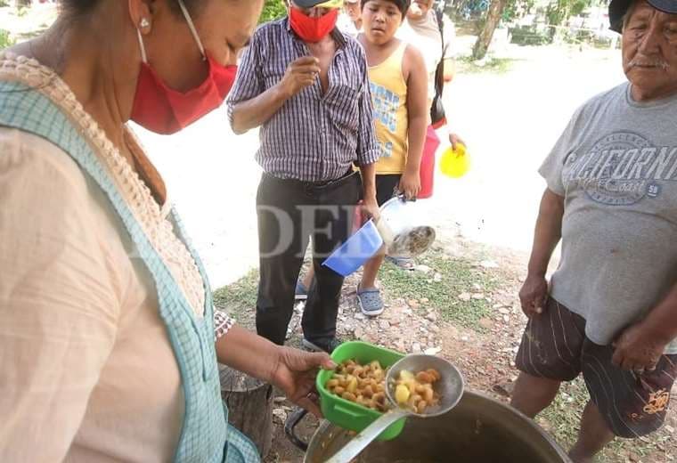 Vecinos del barrio Ambrosio Villarroel se alimentan de la olla común en la cuarentena