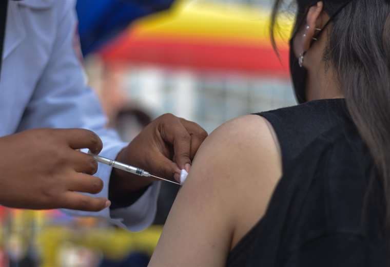 La Paz y Santa Cruz recibirán entre un 24 y 27 por ciento de las vacunas anticovid que llegarán al país