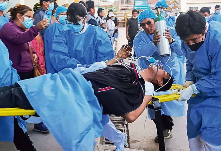 Un manifestante herido es socorrido por personal sanitario