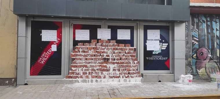 La sede de Wilstermann amaneció tapiada y con carteles pidiendo la renuncia de Gary Soria y Víctor Hugo Pérez