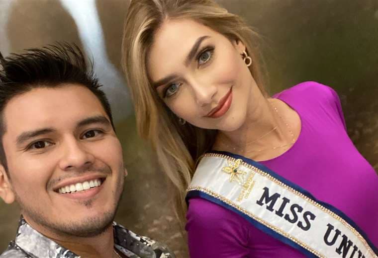 Carlos Rodríguez posa con Miss Colombia